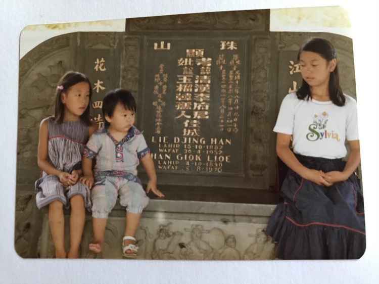 My China Roots founder Huihan Lie (center) at the grave of his great-grandfather in Indonesia