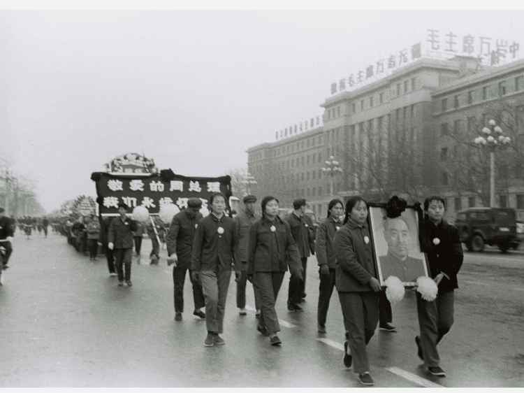 Protesters mourn the death of Zhou Enlai at Tiananmen Square, 1976